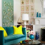 Màu vàng neon nổi bật trong giữa gam màu trầm của phòng khách